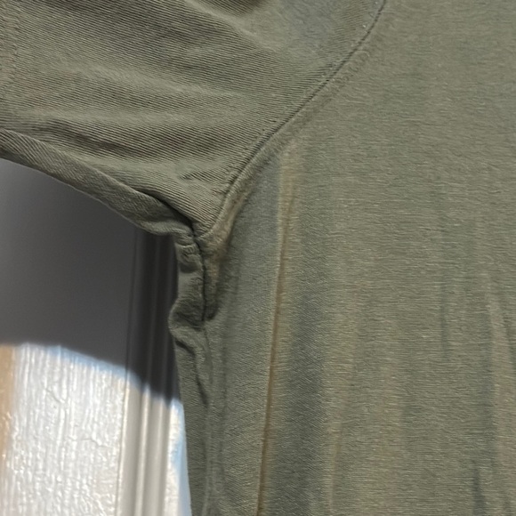 Old Navy Green Short Sleeve Tee with Minimalist SUV Design - Picture 4 of 6